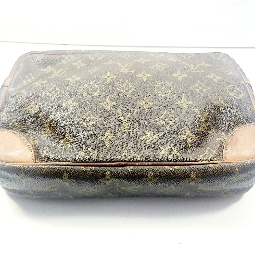Louis Vuitton Leather Clutch Bag - Picture 5 of 8